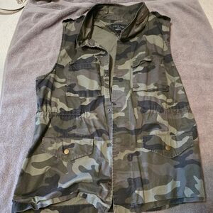 Love Tree Camouflage Button-Up Vest